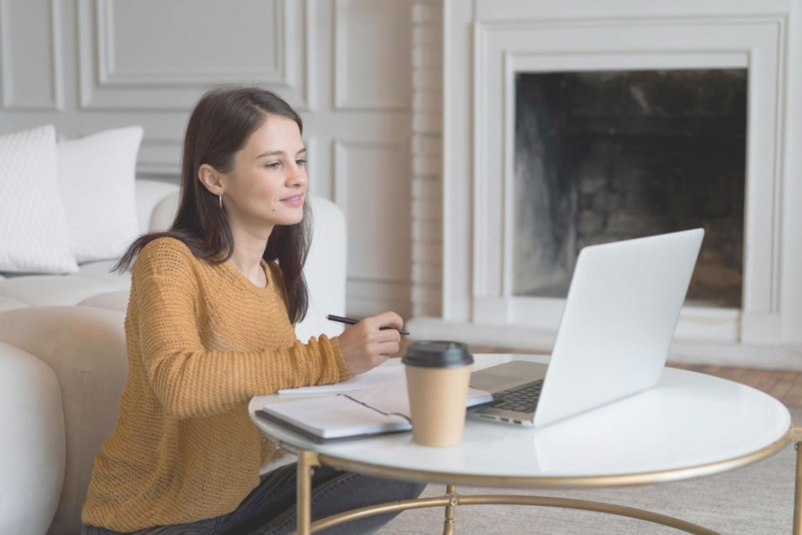 Selbstständiger Freiberufler bei der Finanzplanung im Homeoffice