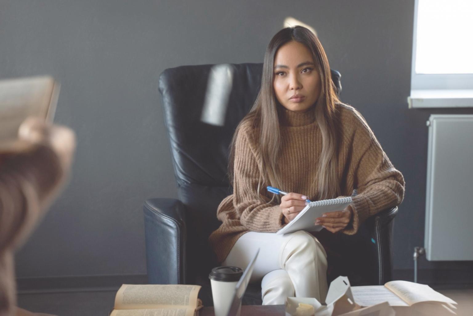 Moderne Lernumgebung für Finanzbildung mit professioneller Atmosphäre